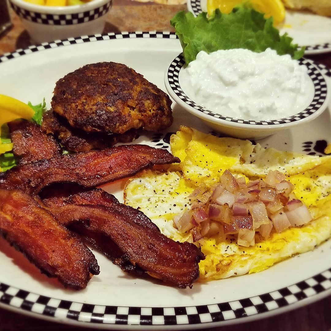 Enjoying my rare 4-day holiday weekend with some breakfast meats for dat ass 🤤…